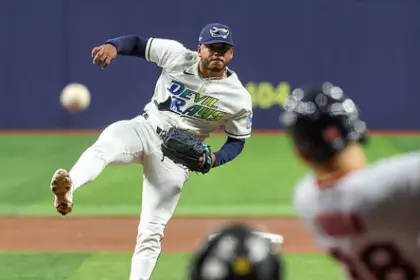 Freddy Peralta hace historia como primer lanzador dominicano MVP de Serie