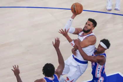 Sixers arruinan fiesta de los Knicks y LeBron debuta con triunfo en NBA