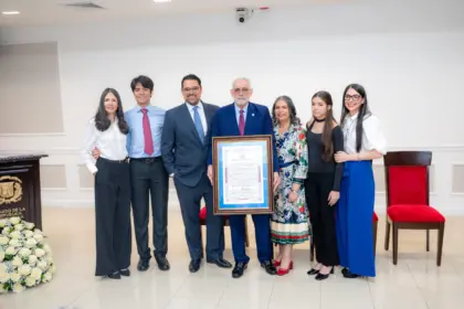 Senado reconoce a Vitelio Mejía y Junior Noboa por aportes al béisbol