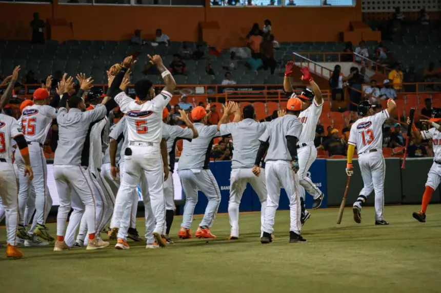 Licey arrolla, Toros remontan y el Escogido logra su primer triunfo LIDOM