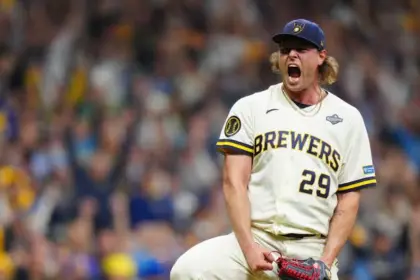 Cerveceros dominan Serie Mundial 2-0 tras remontada épica ante Rays