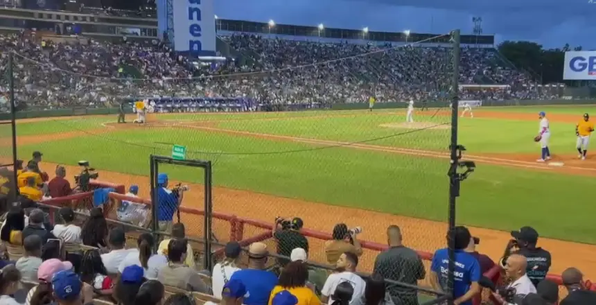 Águilas y Licey abarrotan el Quisqueya en un histórico duelo LIDOM