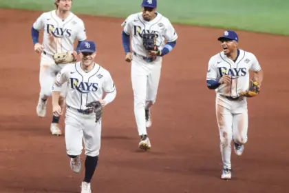 Rays remontan ante Cerveceros y fuerzan quinto juego de Serie Mundial