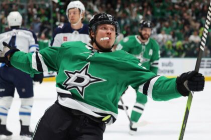 Granlund, Stars' hero: Lightning hat-trick against Jets, Dallas one step away from the final