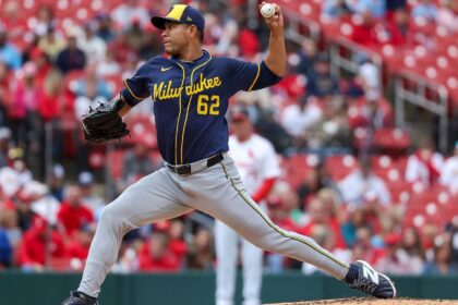 Brewers place Quintana on injured list with shoulder issue