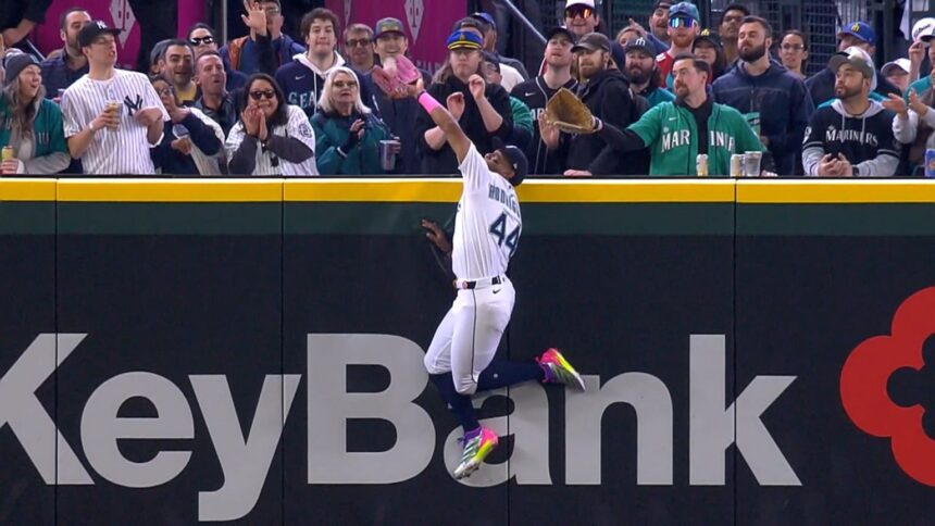 Julio Rodriguez Robs Spectacular Home Run from Yankees: Revenge and Defensive Exhibition!