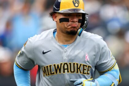 Contreras (Brewers) Impresses: 4-4 Despite Finger Fracture