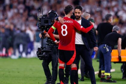 Amorim: Manchester United doesn't need to sell Fernandes for money.