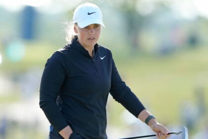 Stark dodges obstacles and leads the US Women's Open golf