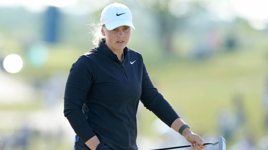 Stark dodges obstacles and leads the US Women's Open golf