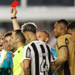 Neymar, sent off for a "Hand of God" in the style of Maradona in a possible last match with Santos