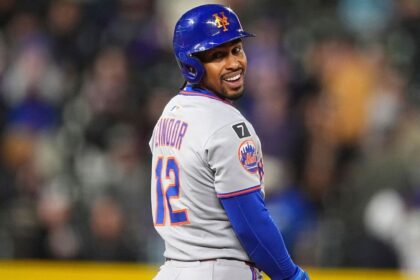 Lindor, with fractured finger, drives in Mets with decisive double in the ninth