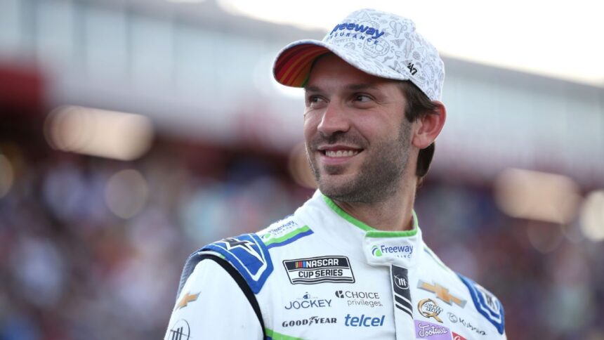 Suárez, Mexican idol, leads the historic NASCAR in Mexico