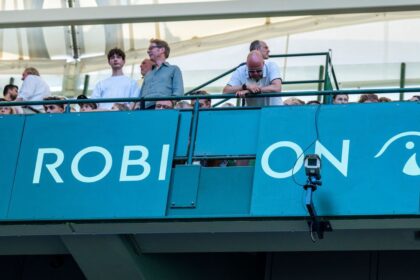 Zverev Assists Fan After Accident in Halle: Billboard Impact