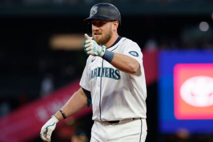 Mariners activate Raley and designate Tellez for assignment
