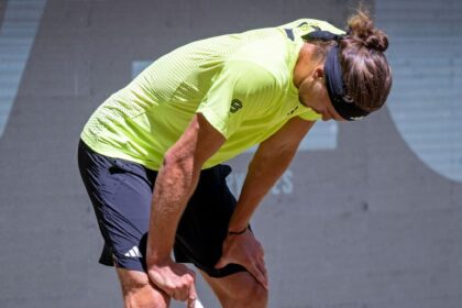 Zverev vomits and comes back to reach the semifinals; Medvedev with bleeding in Halle