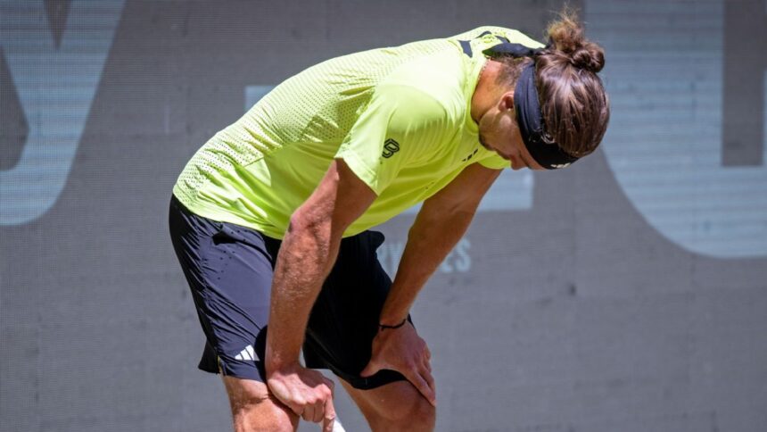 Zverev vomits and comes back to reach the semifinals; Medvedev with bleeding in Halle