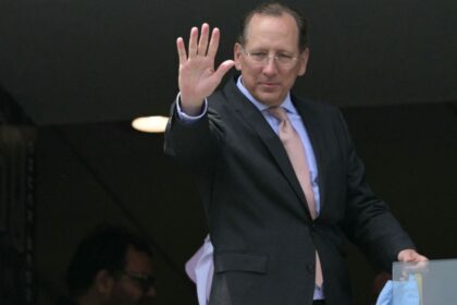 Textor Leaves Lyon: Kang Assumes Presidency After Relegation