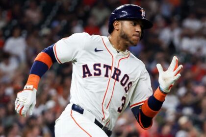 Astros Place Pena on Injured List with Rib Fracture