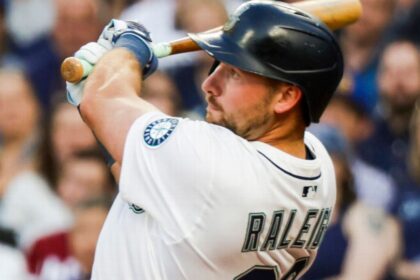 Raleigh Connects 39 HR and Mariners Stop Brewers' 11-Game Winning Streak