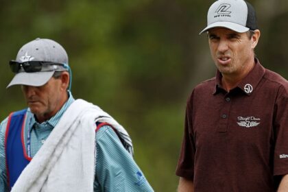 Alker leads the Senior British Open with 63 strokes: Domination at Sunningdale!