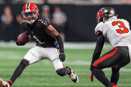 Falcons' WR Mooney out with injury; Atlanta signs Chark