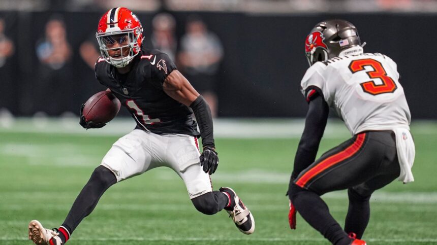 Falcons' WR Mooney out with injury; Atlanta signs Chark