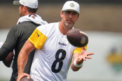 Rodgers Responds to Bradshaw: "He Doesn't Know Me" | Steelers and NFL Retirement