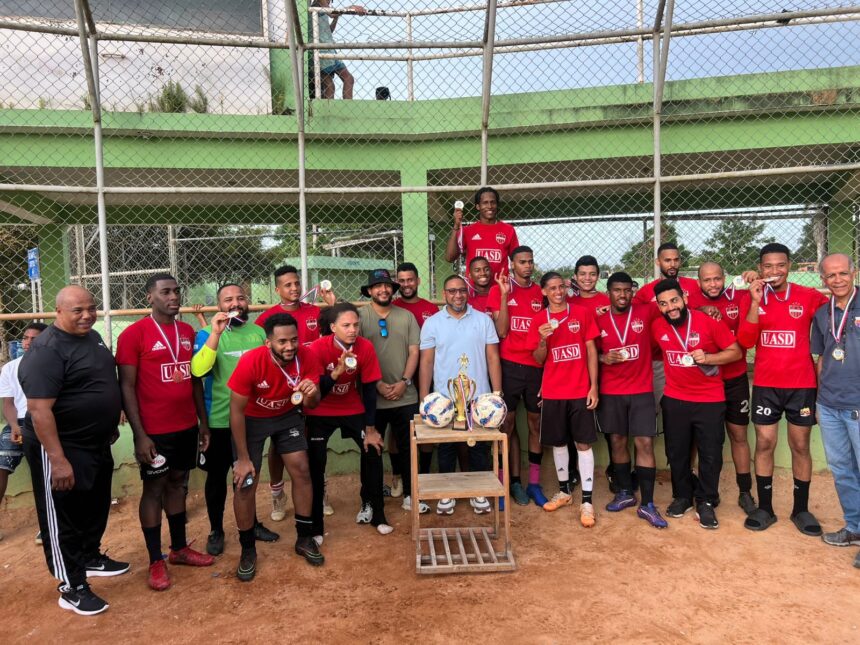 Congressman Jhon Contreras promotes soccer in the Sabana Grande de Boyá tournament