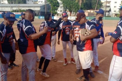 Luperón and Centro Advance in DN Junior Superior Softball: Wild Card!