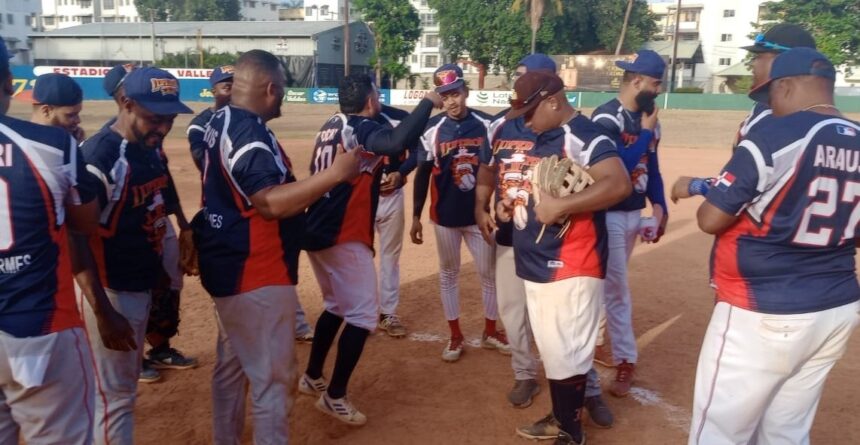 Luperón and Centro Advance in DN Junior Superior Softball: Wild Card!
