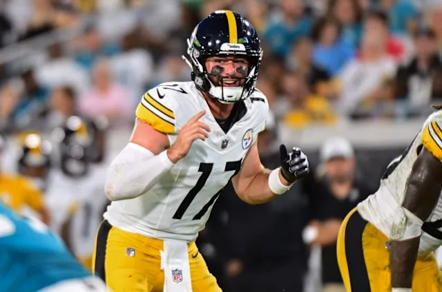 Skylar Thompson, Steelers, injured in Dublin before the historic NFL game