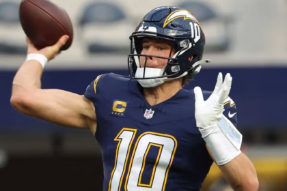 Herbert suffered a hand fracture, expects to play vs. Eagles in the NFL 15 Herbert suffered a hand fracture, expects to play vs. Eagles in the NFL