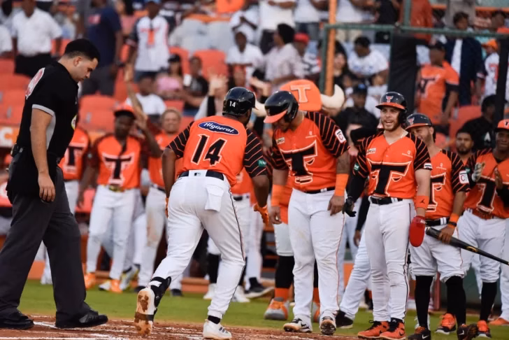 Toros del Este roar: De la Cruz and Sánchez lead victory against Águilas