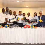 Cruz delivers supplies to boxing and handball; Abinader assures "Teo" Cruz coliseum untouchable