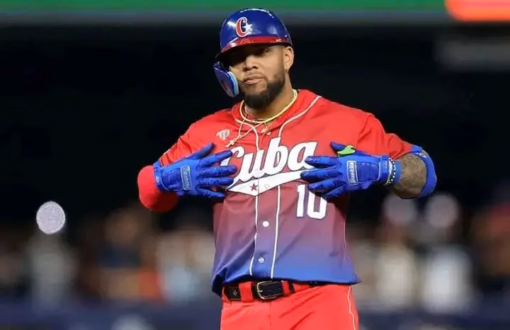 Moncada Shines: Home Run and Key Defense in Cuba vs. Panama Victory in the Classic
