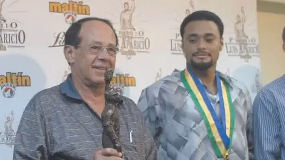 Johan Santana takes the Luis Aparicio Award to the Hall of Fame