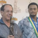 Johan Santana takes the Luis Aparicio Award to the Hall of Fame