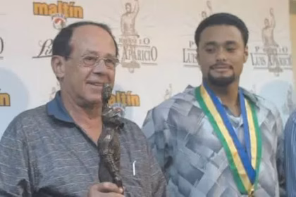 Johan Santana takes the Luis Aparicio Award to the Hall of Fame