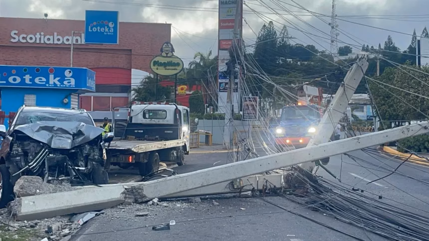 Accident in Santiago: SUV causes explosions after hitting utility poles