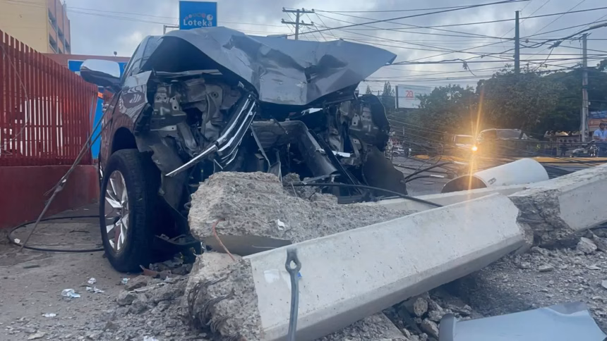 Accident in Santiago: SUV knocks down poles and causes explosions on Estrella Sadhalá