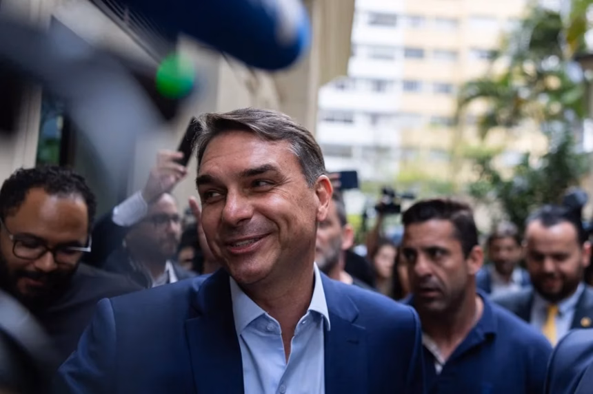 PT requests investigation into alleged foreign funding for Flávio Bolsonaro