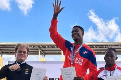 Christopher Melenciano sets a new world record in the 200 meters