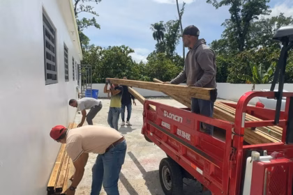 Monseñor Nouel Senatorial Office delivers materials for housing