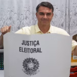 Flávio Bolsonaro votes in Brazil and demands urgent political change