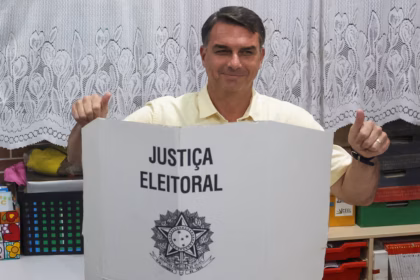 Flávio Bolsonaro votes in Brazil and demands urgent political change