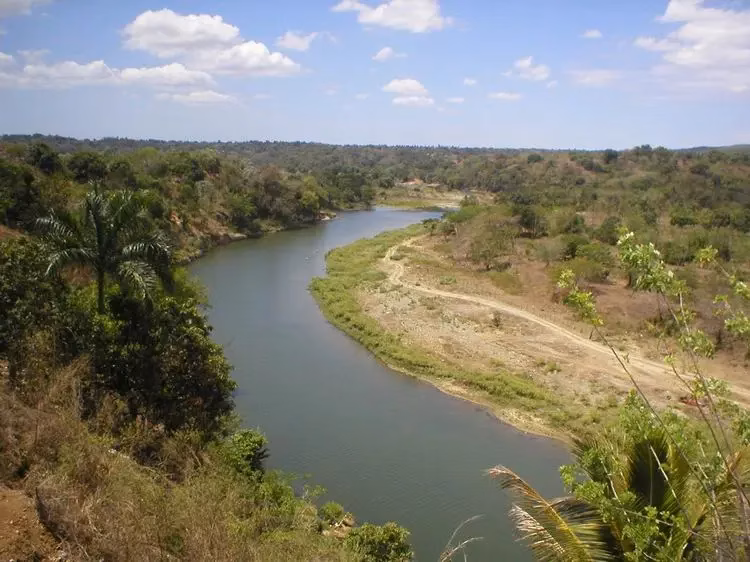 Young woman sought after being swept away by the Haina River