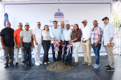 Kelvin Cruz begins construction of the new multipurpose roof in Hostos