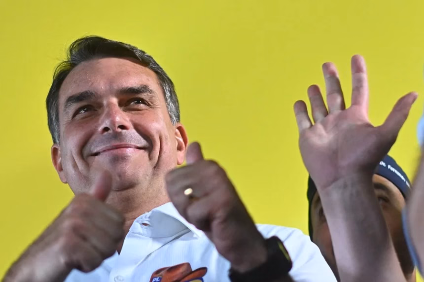 Flávio Bolsonaro leads first electoral poll against Lula in Brazil