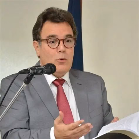 New Penal Code: key changes in penalties and corporate liability The new Penal Code arrives with profound transformations that impact both citizens and the corporate sector. This regulation modernizes the Dominican judicial system by raising maximum sentences to 40 years in prison and establishing the accumulation of sentences up to 60 years, which in practice represents a life sentence for the most serious crimes. Among the most notable novelties is the inclusion of more than 70 new criminal offenses, ranging from digital crimes, cyberbullying, and identity theft, to contract killing and pyramid schemes. The law significantly toughens sanctions against administrative corruption, autonomously classifying influence peddling and disqualifying those convicted from exercising public functions. A transcendental change is the criminal liability of companies. Organizations no longer function as a legal shield; they are now prosecutable subjects that can face millionaire fines, temporary closure, or even their definitive dissolution if a lack of control or supervision is proven. To mitigate these risks, the new legal framework imposes the mandatory implementation of regulatory compliance programs, requiring clear prevention policies, reporting channels, and rigorous corporate governance. Regarding social protection, the code reinforces the prosecution of gender-based, domestic, and sexual violence, extending statutes of limitations to protect victims. With this instrument, inspired by legislation from France, Spain, and Latin America, the country redefines the standards of justice and corporate ethics, forcing companies to adopt a culture of legality where ignorance of the acts of subordinate third parties will no longer be a valid excuse before the law.